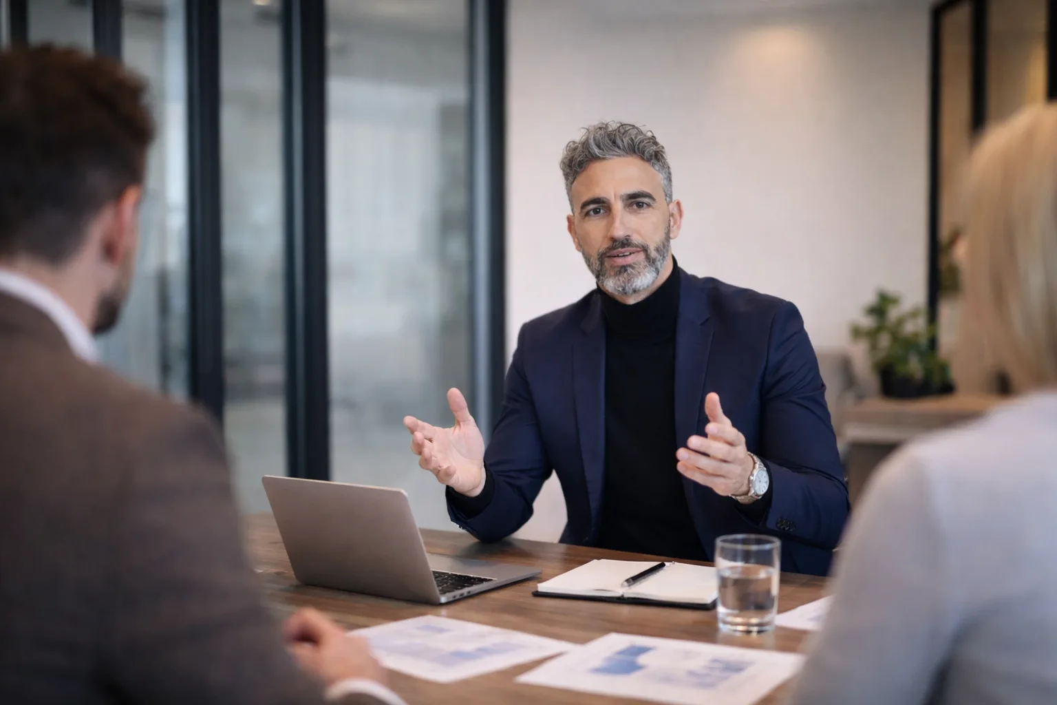 Alessandro Chessa consulente finanziario in riunione